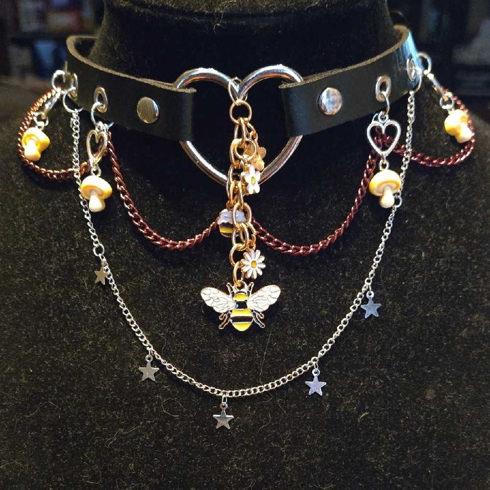 Elegant Bumble Bee, Heart Choker Necklace
